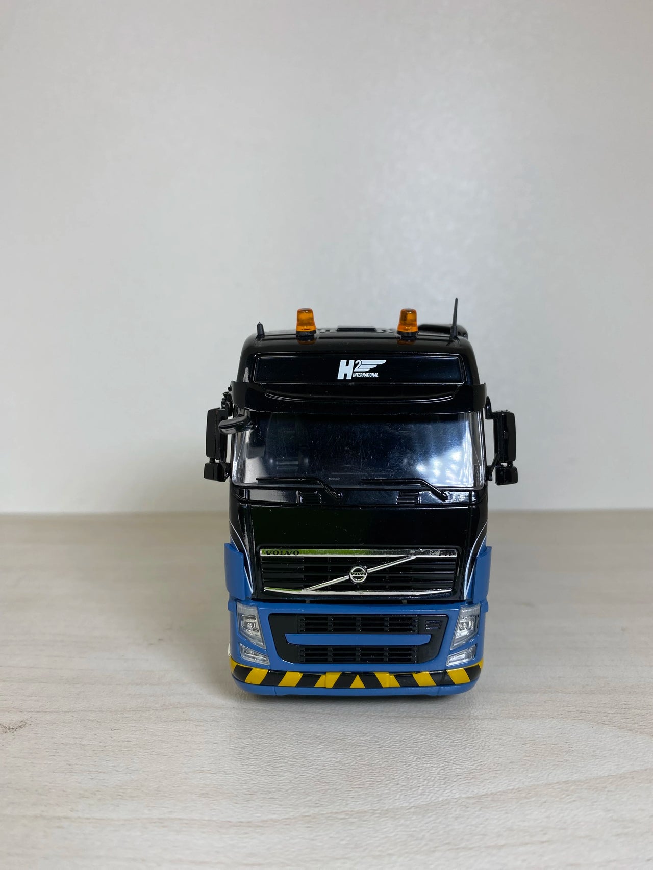 33-0018 Volvo H2 International Tractor Truck Scale 1:50 (Discontinued Model)