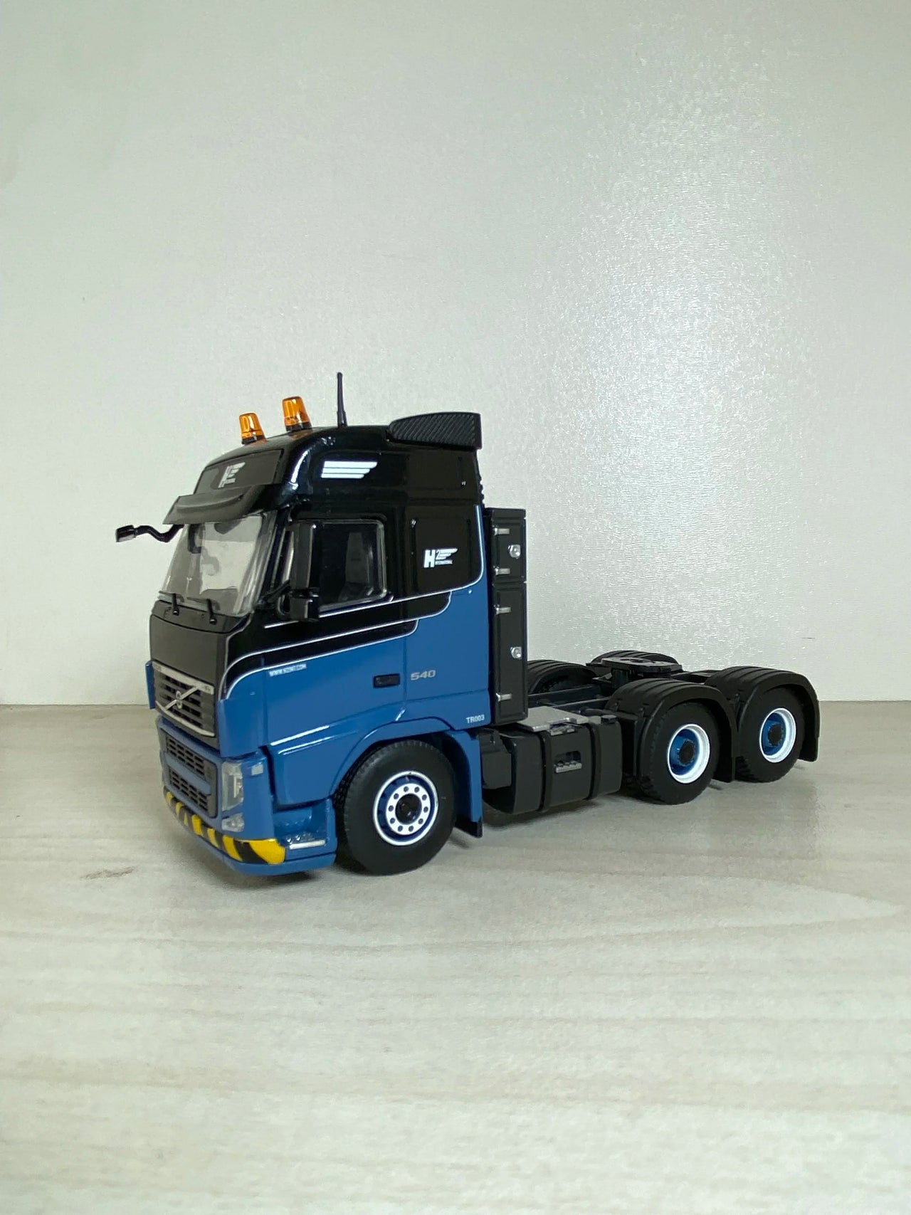 33-0018 Volvo H2 International Tractor Truck Scale 1:50 (Discontinued Model)