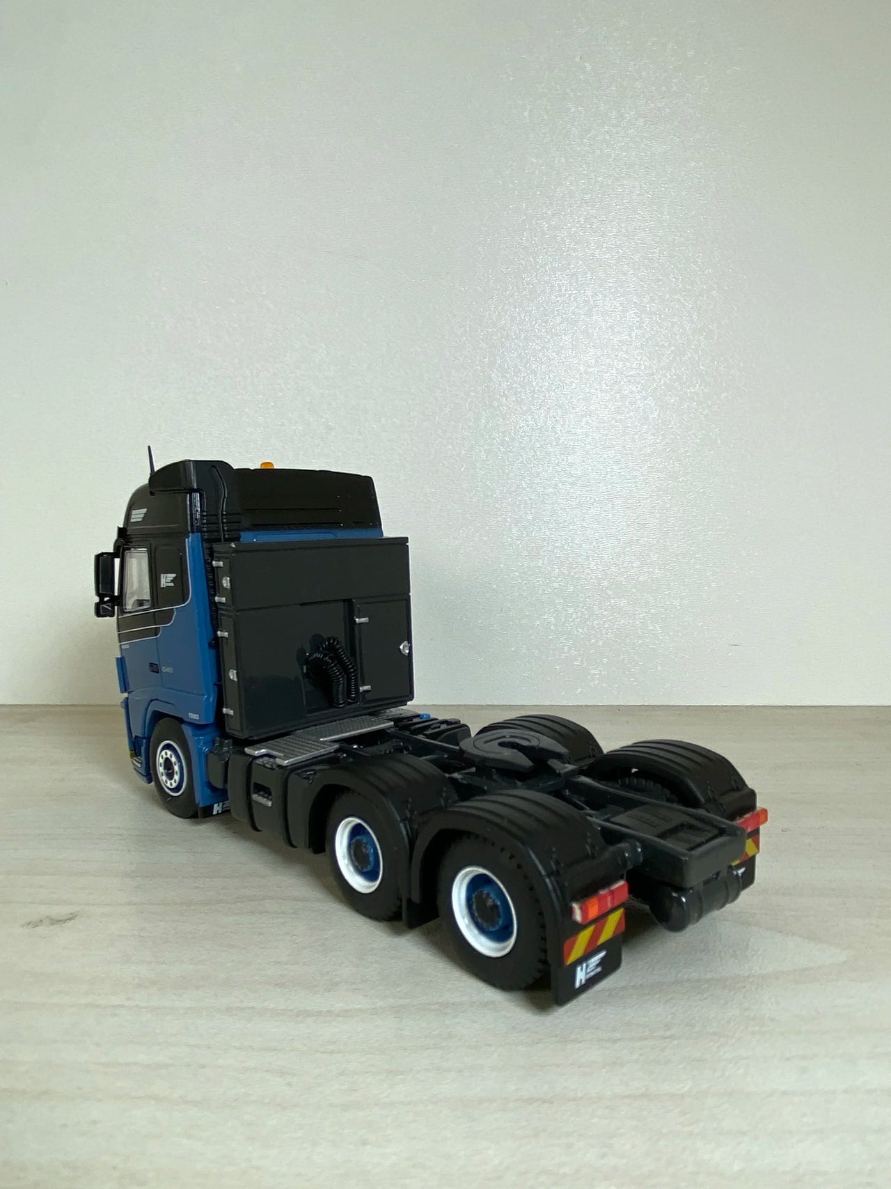 33-0018 वोल्वो एच2 इंटरनेशनल ट्रैक्टर ट्रक स्केल 1:50 (बंद मॉडल)
