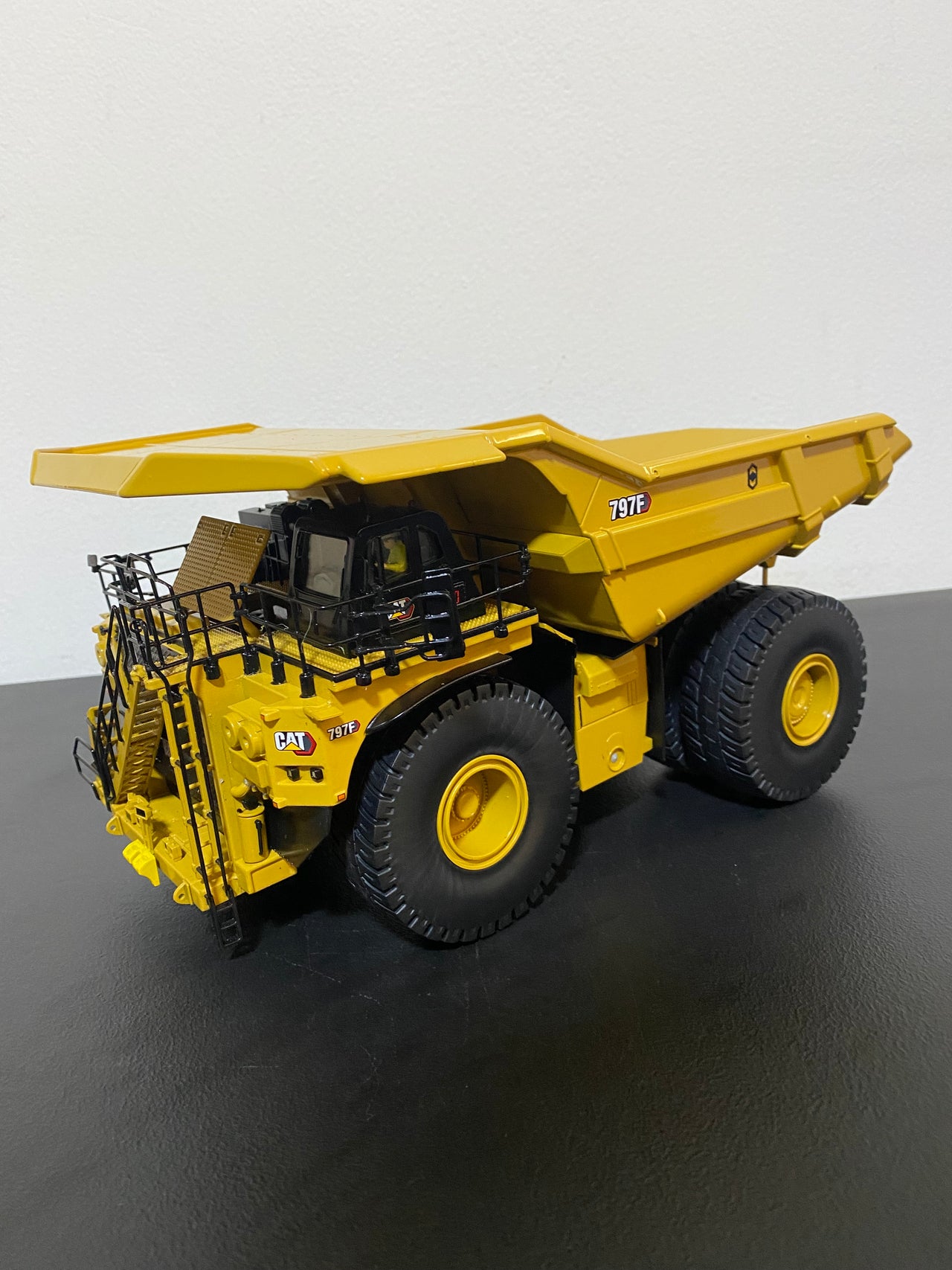 85655 Mining Truck Caterpillar 797F Tier 4 Scale 1:50