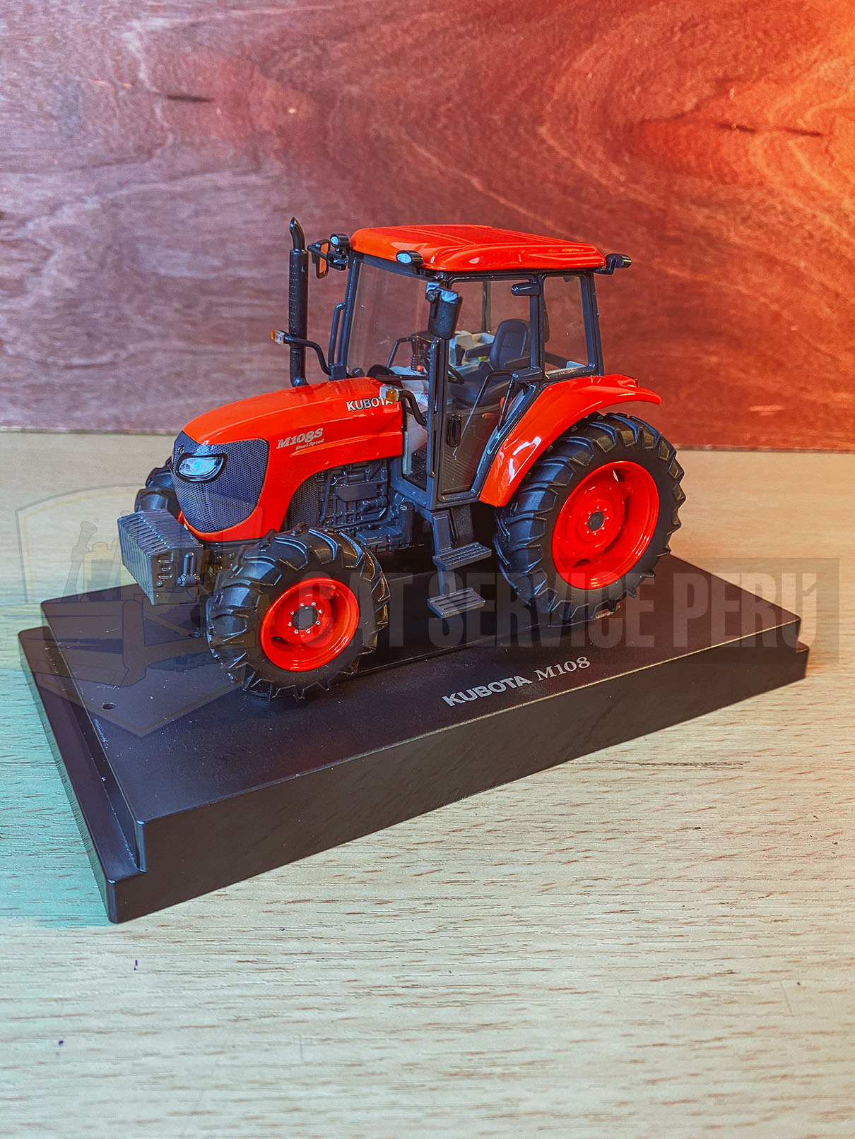 4899 Tractor Agrícola Kubota M108S Escala 1:32 (Pre-Venta)