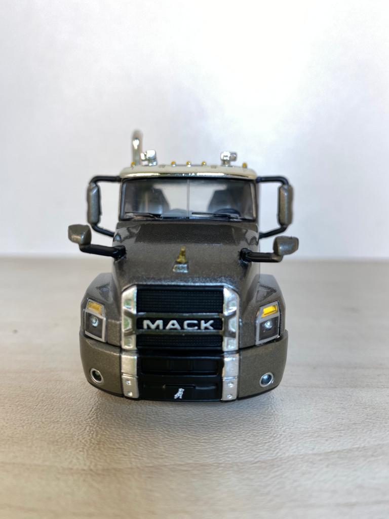 60-0621 Tractor Truck Mack Anthem Day Cab Scale 1:64