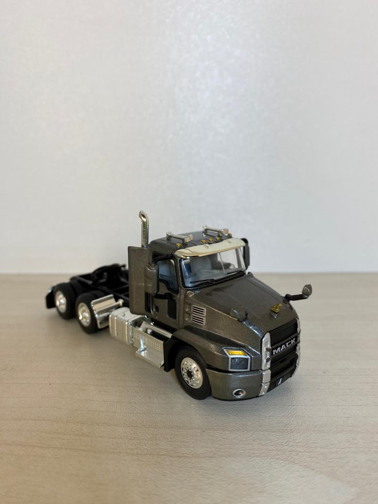 60-0621 Tractor Truck Mack Anthem Day Cab Scale 1:64