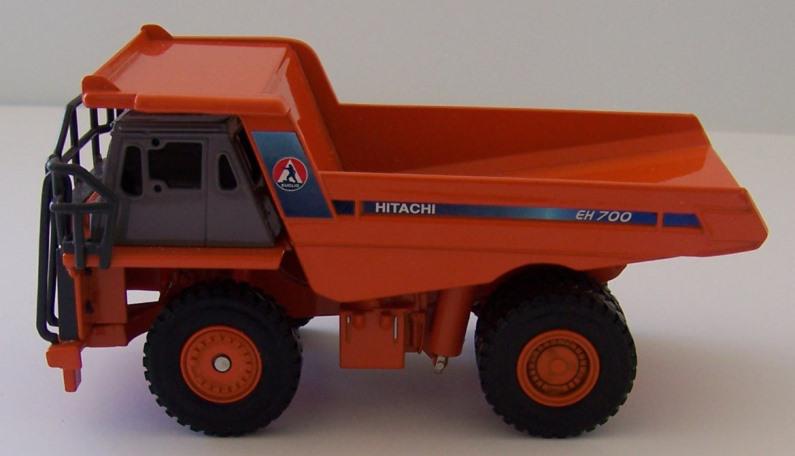 15712 Camión Minero Hitachi EH700 Escala 1:50 (Modelo Descontinuado)