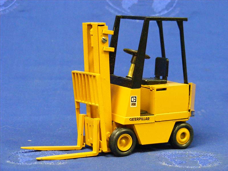 2400-1 Caterpillar M30 Forklift Scale 1:25 (Discontinued Model)