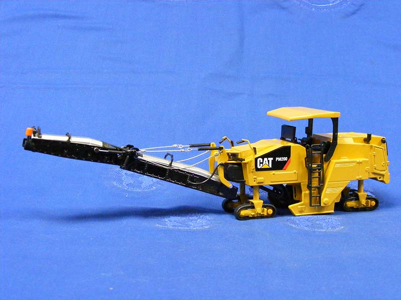 55286 Caterpillar PM200 Asphalt Milling Machine 1:50 Scale (Discontinued Model)