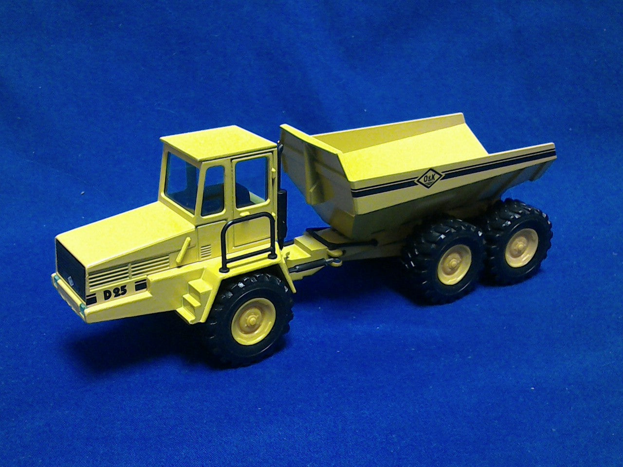 301-4 O&amp;K D25 Articulated Truck 1:50 Scale (Discontinued Model)