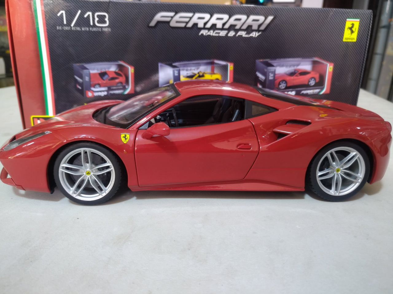 18-16008 Ferrari 488 GTB Escala 1:18 - CAT SERVICE PERU S.A.C.