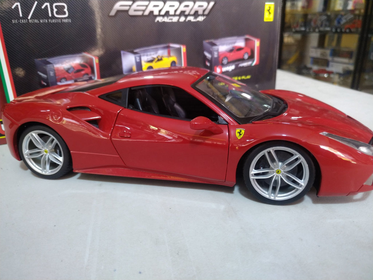 18-16008 Ferrari 488 GTB Escala 1:18 - CAT SERVICE PERU S.A.C.