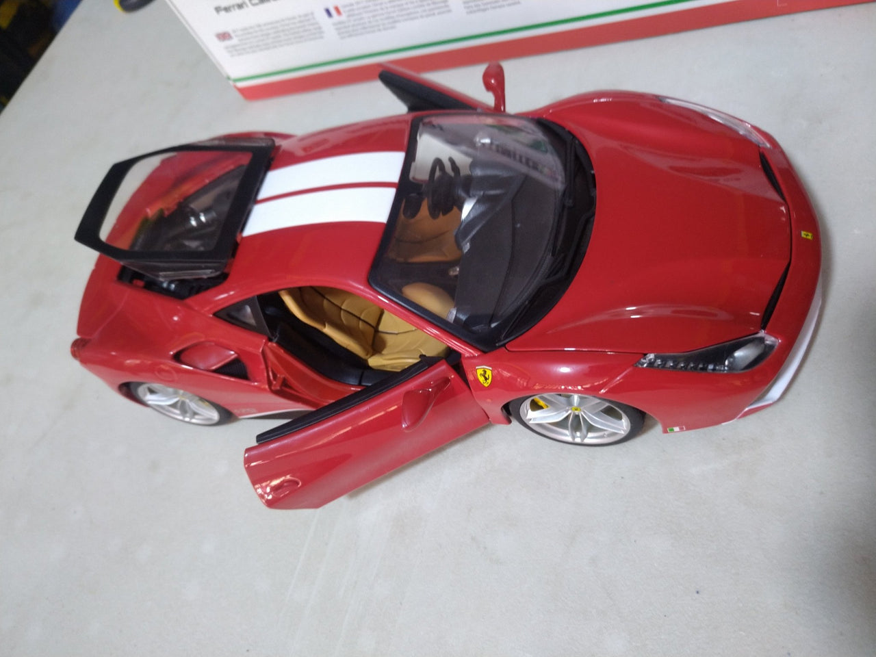 18-76102 Ferrari 488 GTB Escala 1:18 - CAT SERVICE PERU S.A.C.