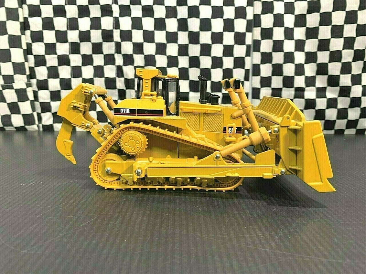 55025 Caterpillar D11R Crawler Tractor Scale 1:50