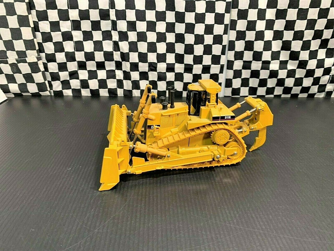 55025 Caterpillar D11R Crawler Tractor Scale 1:50