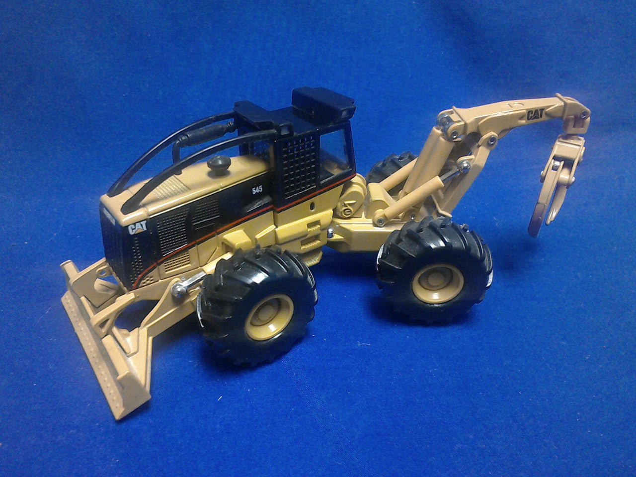 55072 Tractor Forestal Caterpillar 545 Escala 1:50 (Modelo Descontinuado)
