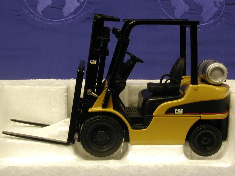 55137 Caterpillar P5000 Forklift Scale 1:25 (Discontinued Model)