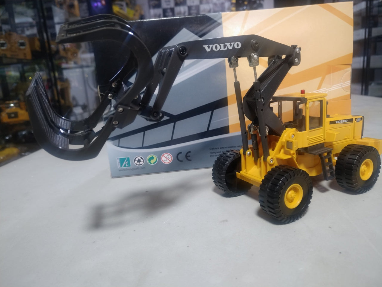 561-001 Volvo L180C Forestry Handler Scale 1:50 (Discontinued Model)