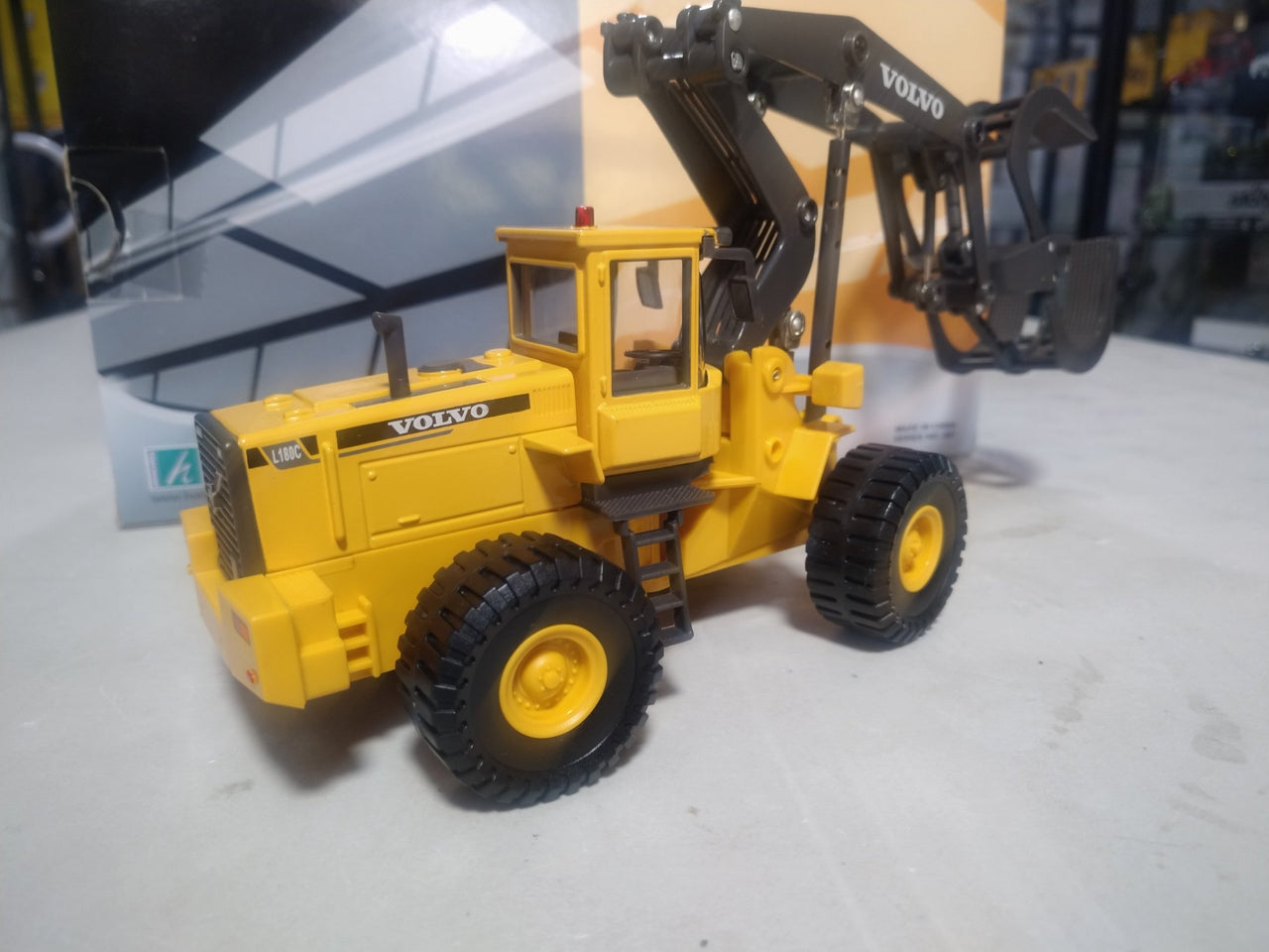 561-001 Volvo L180C Forestry Handler Scale 1:50 (Discontinued Model)
