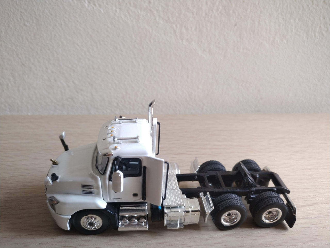 60-0595 Mack Anthem Day Cab Tractor Scale 1:64 (Discontinued Model)