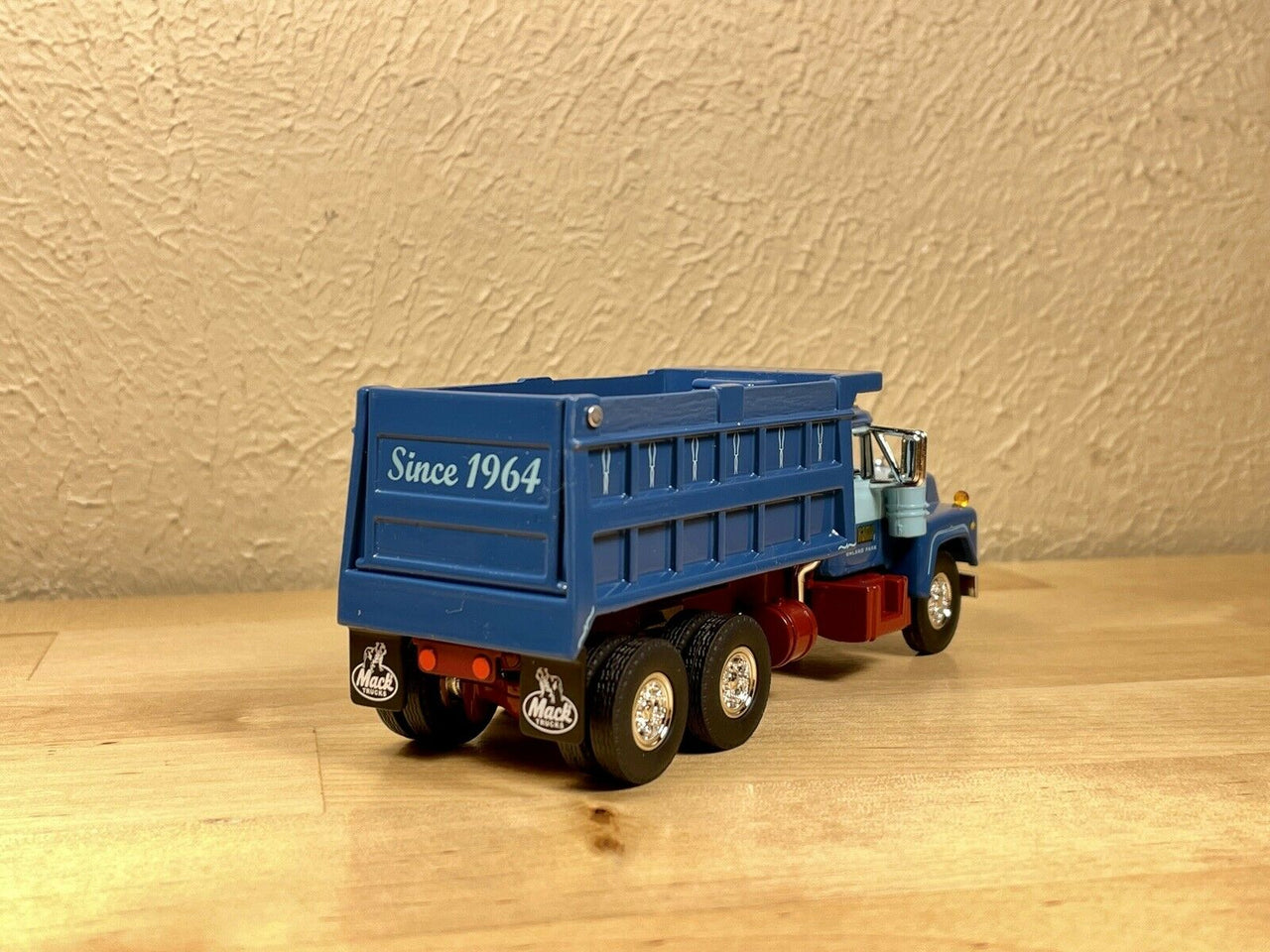 60-1161 Mack Sid Kamp Dump Truck Scale 1:64