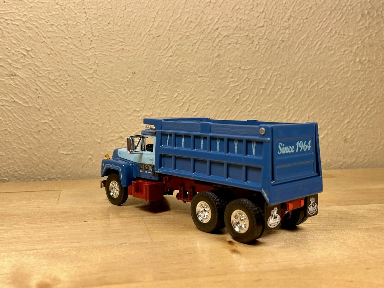 60-1161 Mack Sid Kamp Dump Truck Scale 1:64