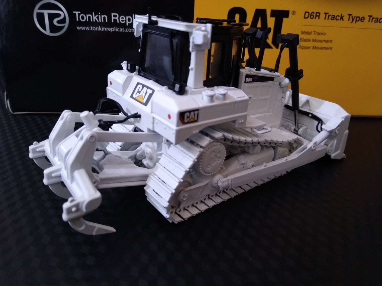 60001-01 Caterpillar D6R Crawler Tractor Scale 1:50 (Discontinued Model)