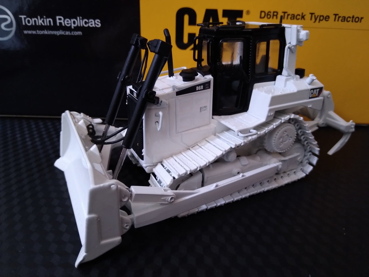 60001-01 Caterpillar D6R Crawler Tractor Scale 1:50 (Discontinued Model)