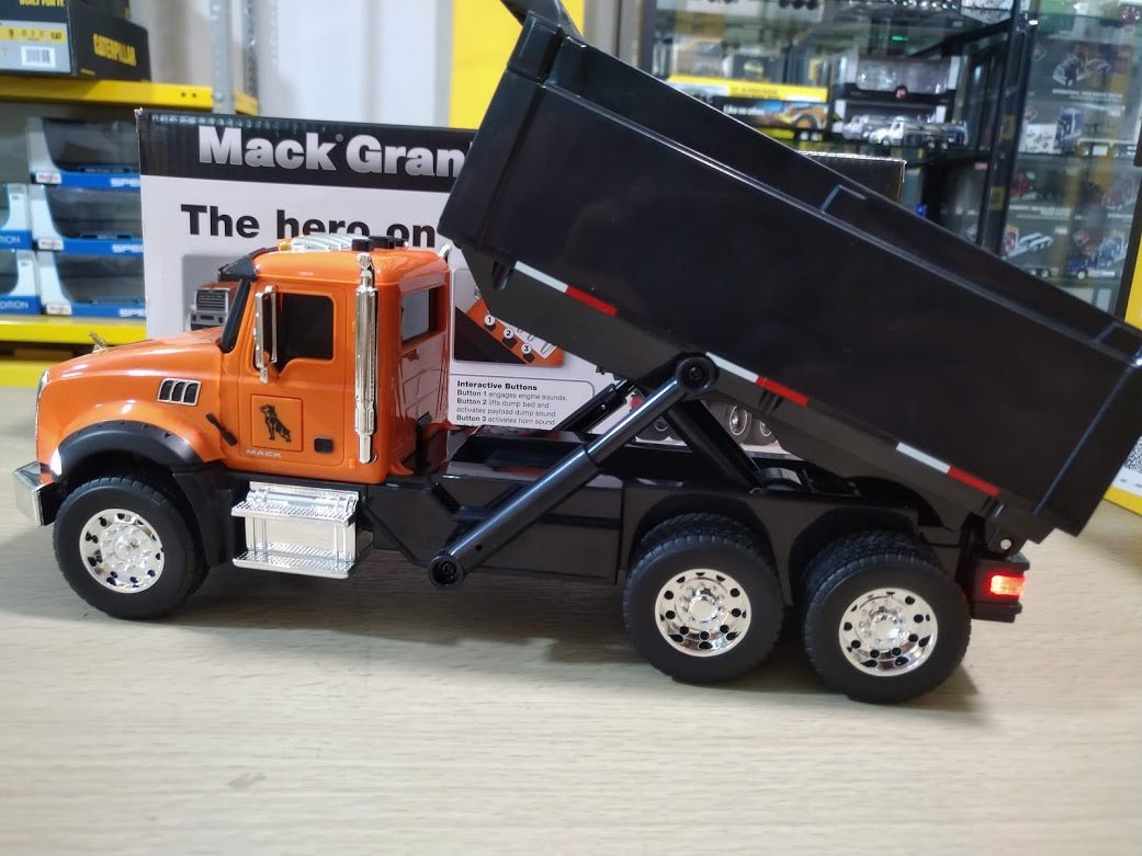 70-0597 Mack Granite Dump Truck Scale 1:24