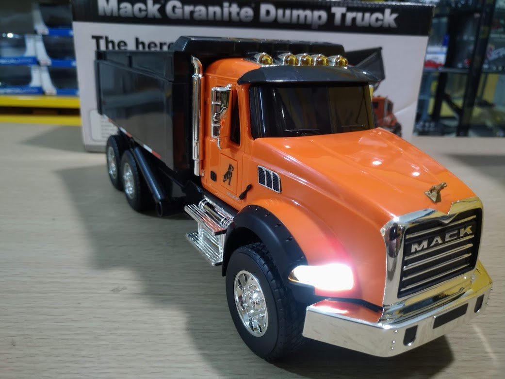 70-0597 Mack Granite Dump Truck Scale 1:24