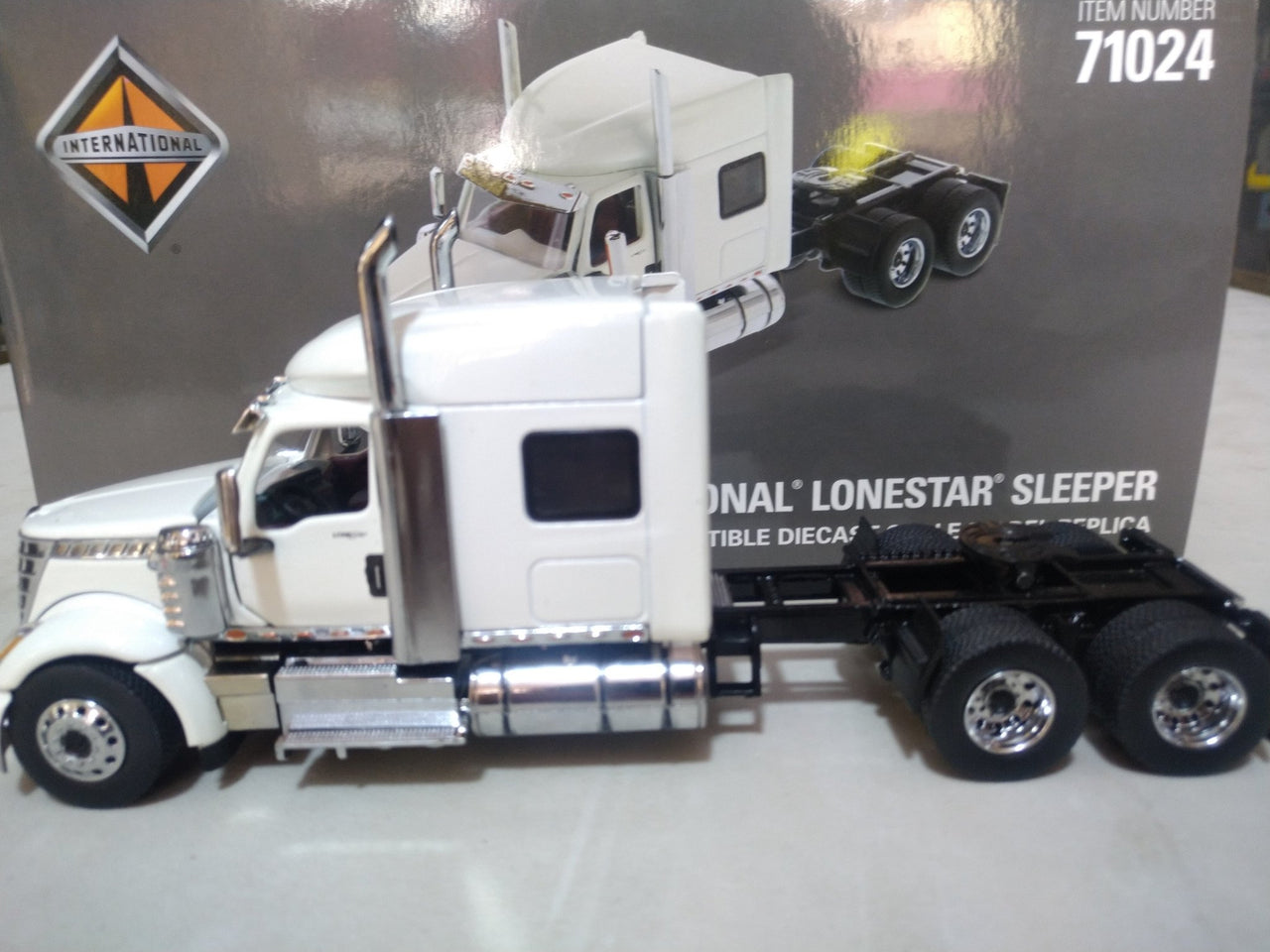 71024 Tracto Camión LoneStar Sleeper International Escala 1:50