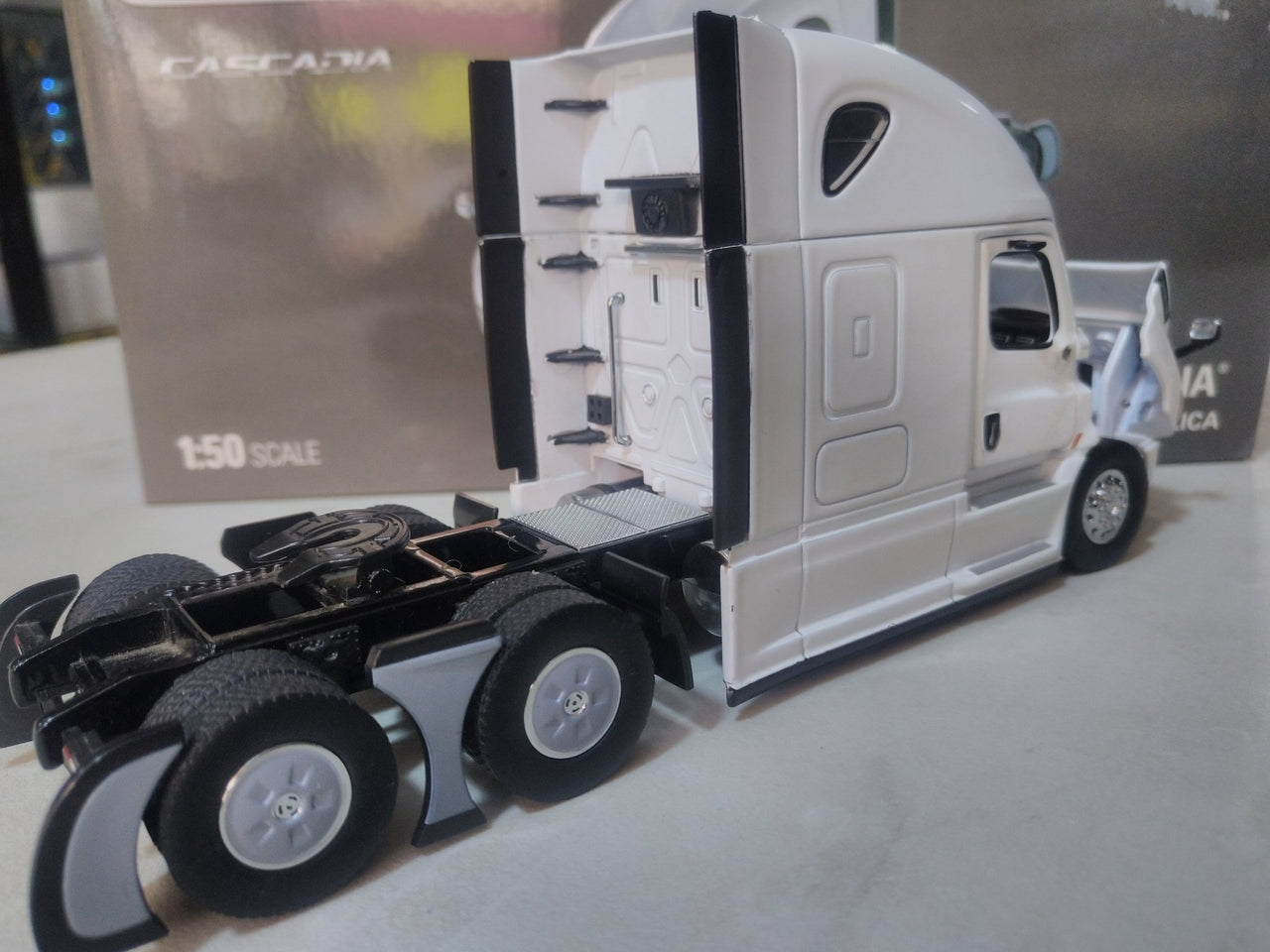 71027 Freightliner New Cascadia Tract 1:50 Scale (Discontinued Model)