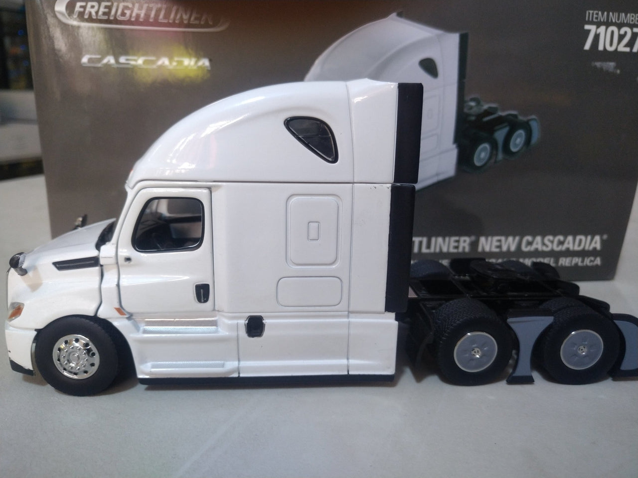71027 Freightliner New Cascadia Tract 1:50 Scale (Discontinued Model)
