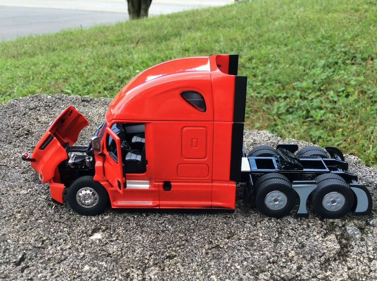 71029 Freightliner New Cascadia Tractor Truck Red Scale 1:50