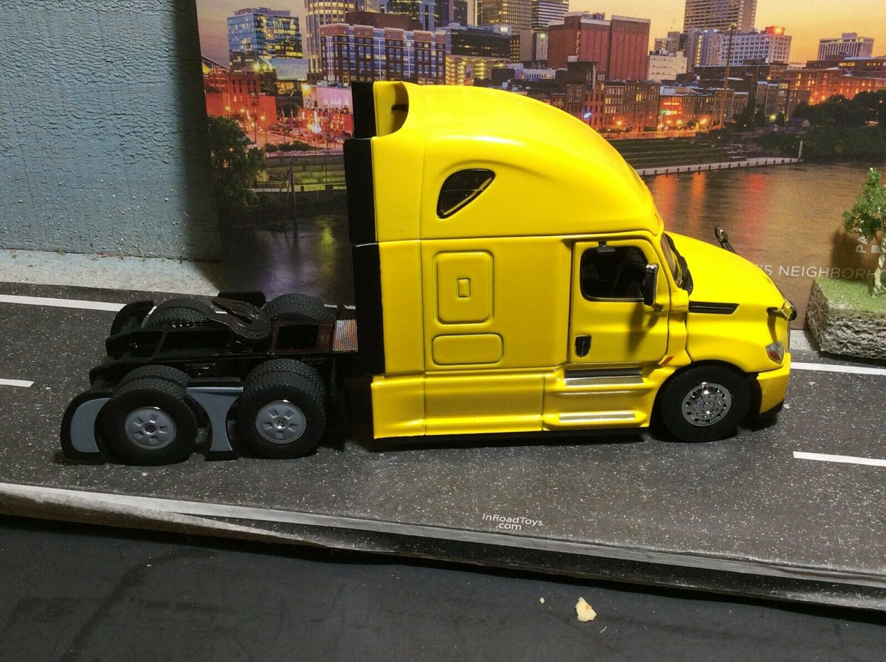 71031 Freightliner New Cascadia Tractor Scale 1:50