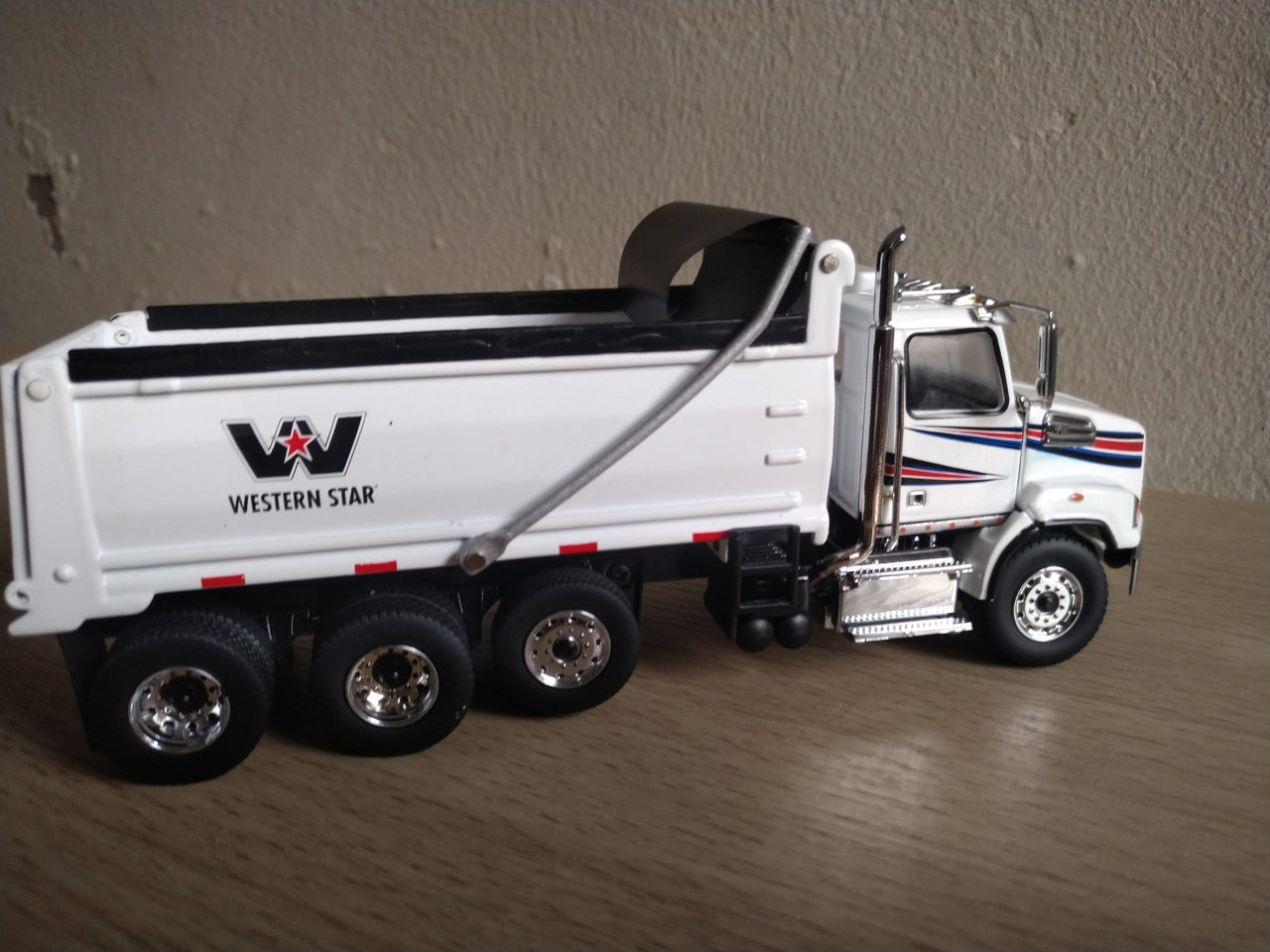 71034 Western Star 4700 White Dump Truck 1:50 Scale