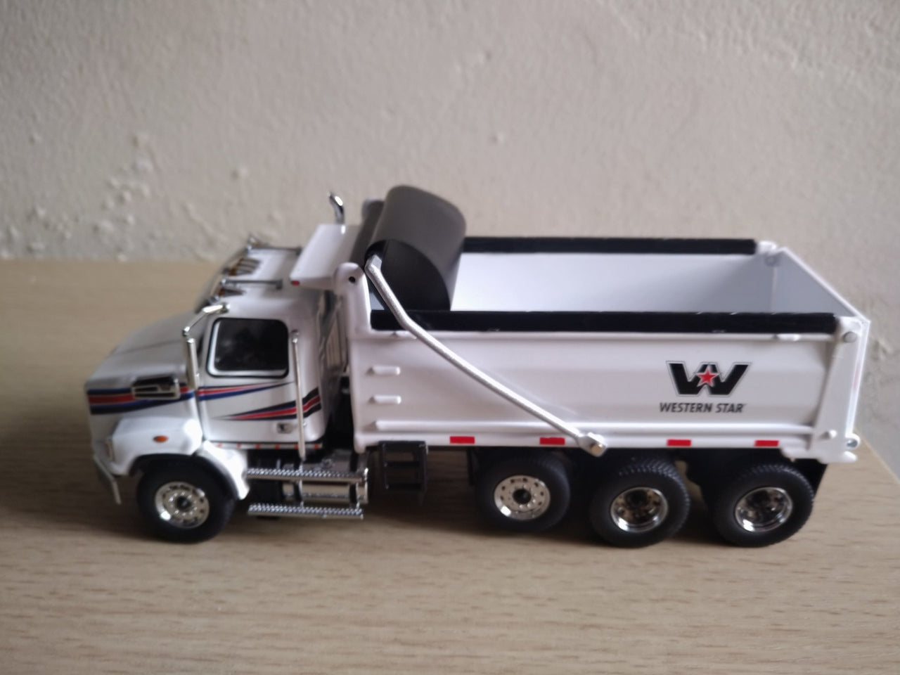 71034 Western Star 4700 White Dump Truck 1:50 Scale