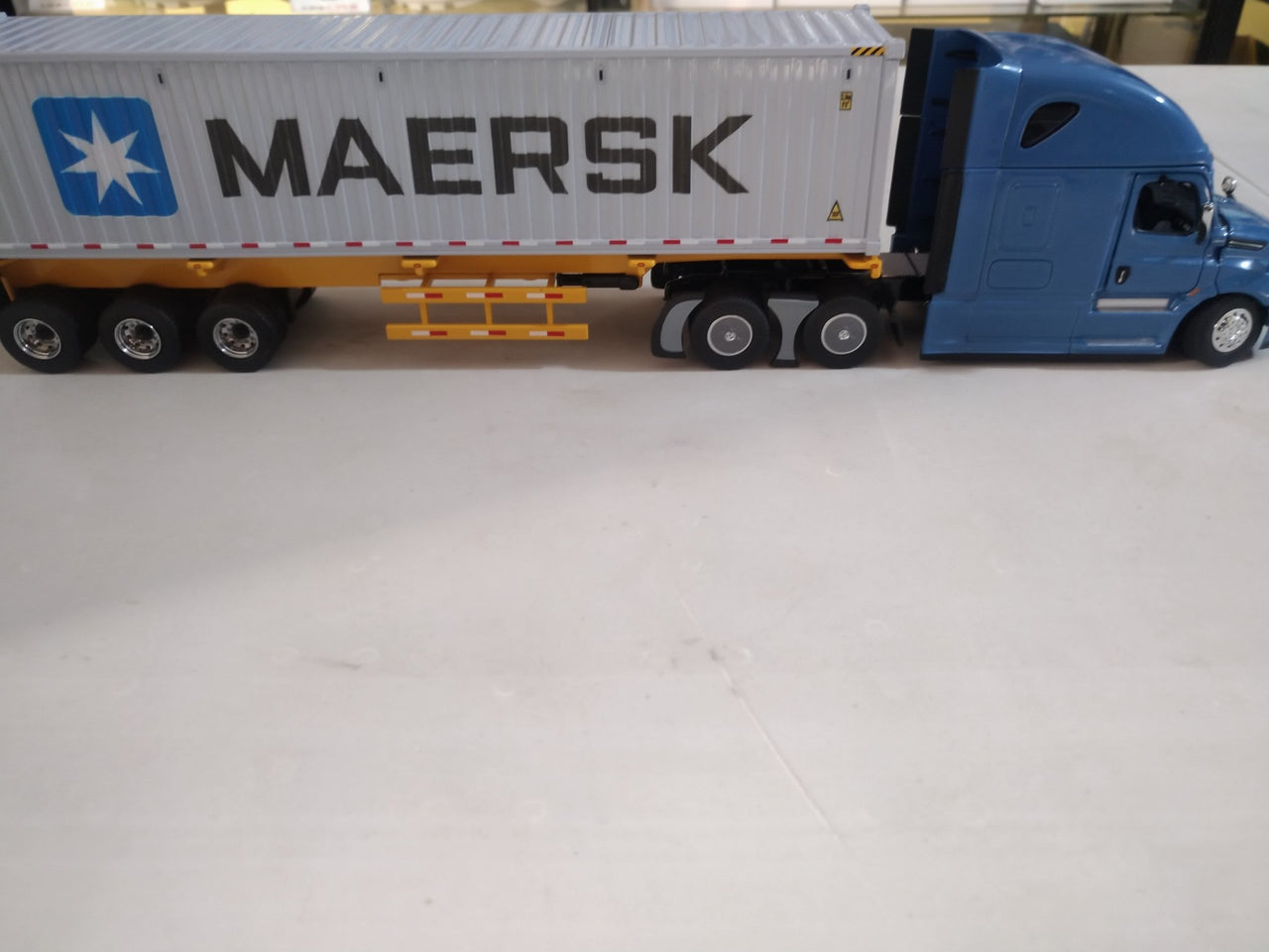 71048 Trailer Freightliner New Cascadia Con Container Maersk Escala 1:50 (Modelo Descontinuado)