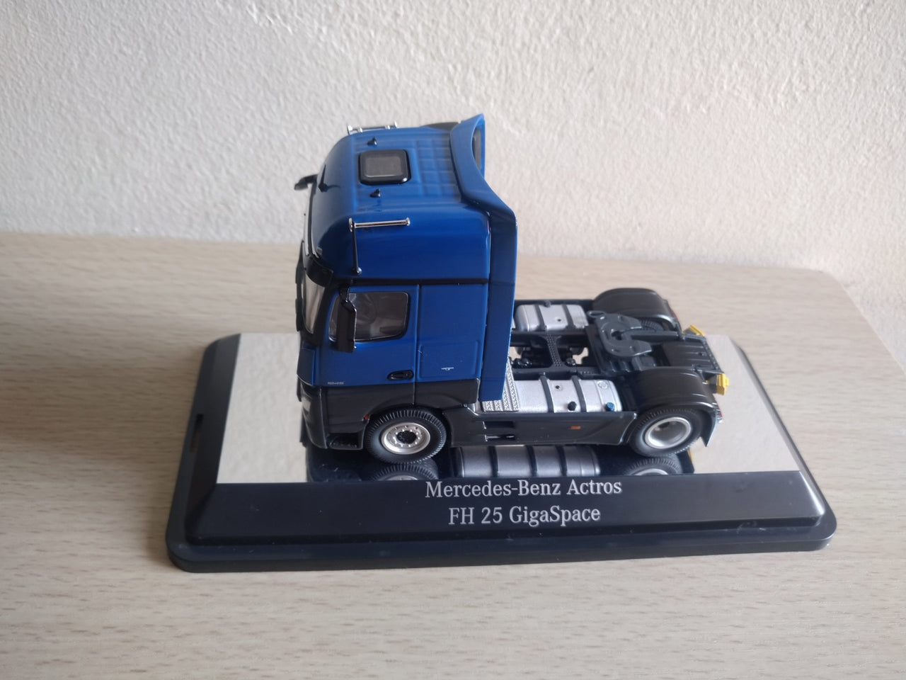 844-06 Tracto Camión Mercedes-Benz Actros FH25 Azul Escala 1:50 (Modelo Descontinuado)