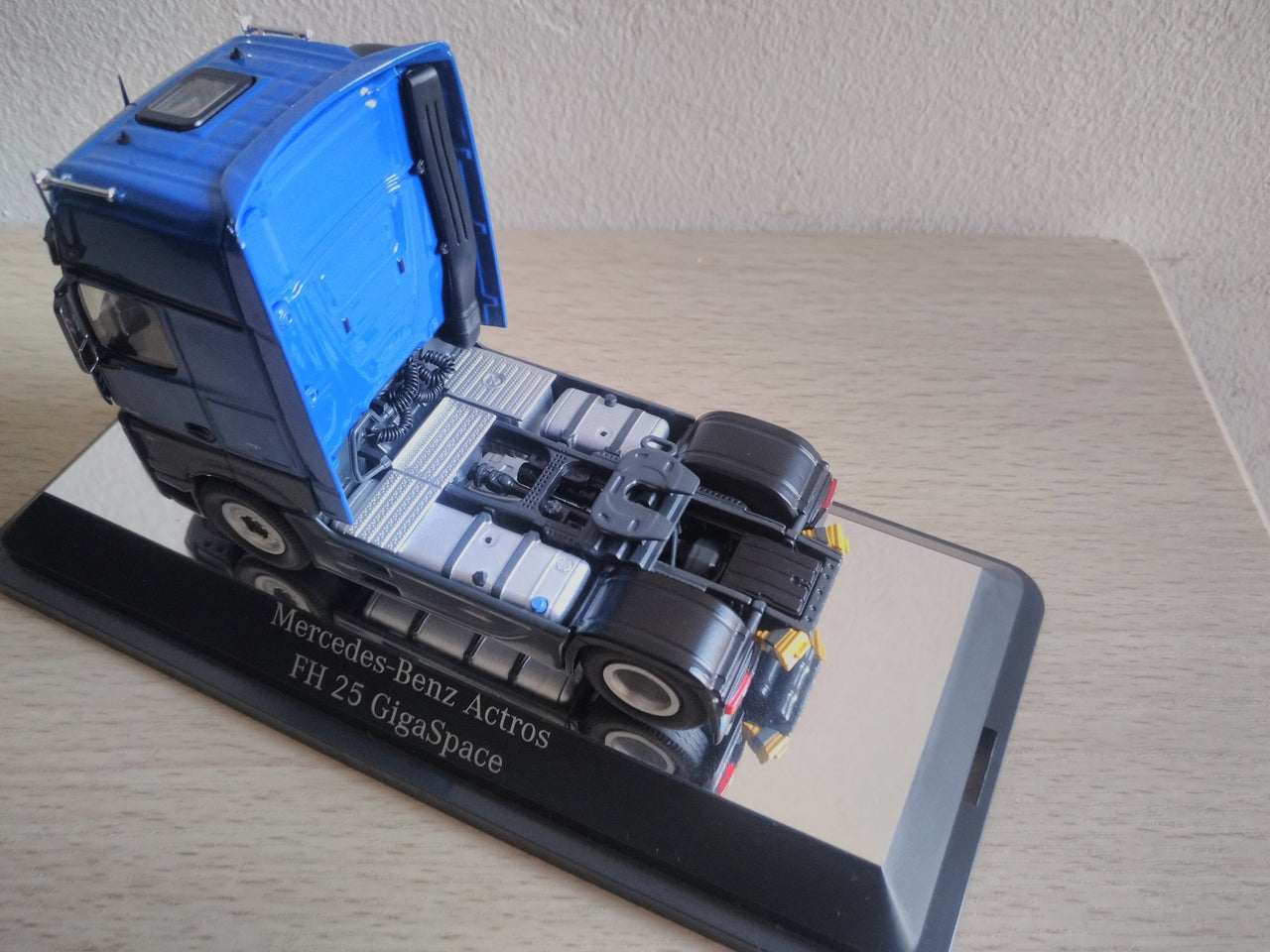 844-06 ट्रैक्टो मर्सिडीज-बेंज एक्ट्रोस एफएच25 ब्लू स्केल 1:50 (बंद मॉडल)