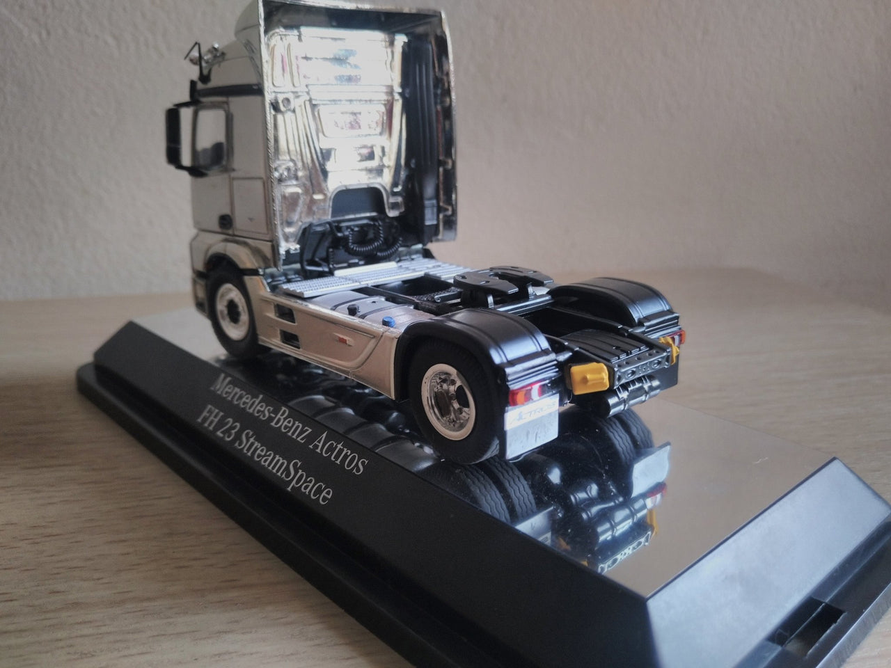 846-01 Tracto Mercedes-Benz FH23 StreamSpace 4x2 Scale 1:50 (Discontinued Model)