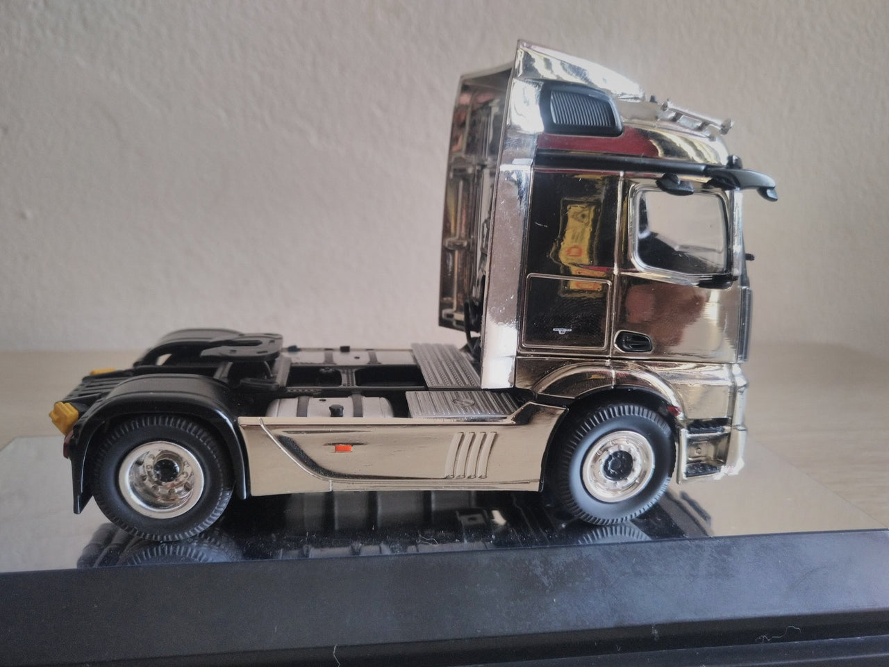 846-01 Tracto Mercedes-Benz FH23 StreamSpace 4x2 Scale 1:50 (Discontinued Model)