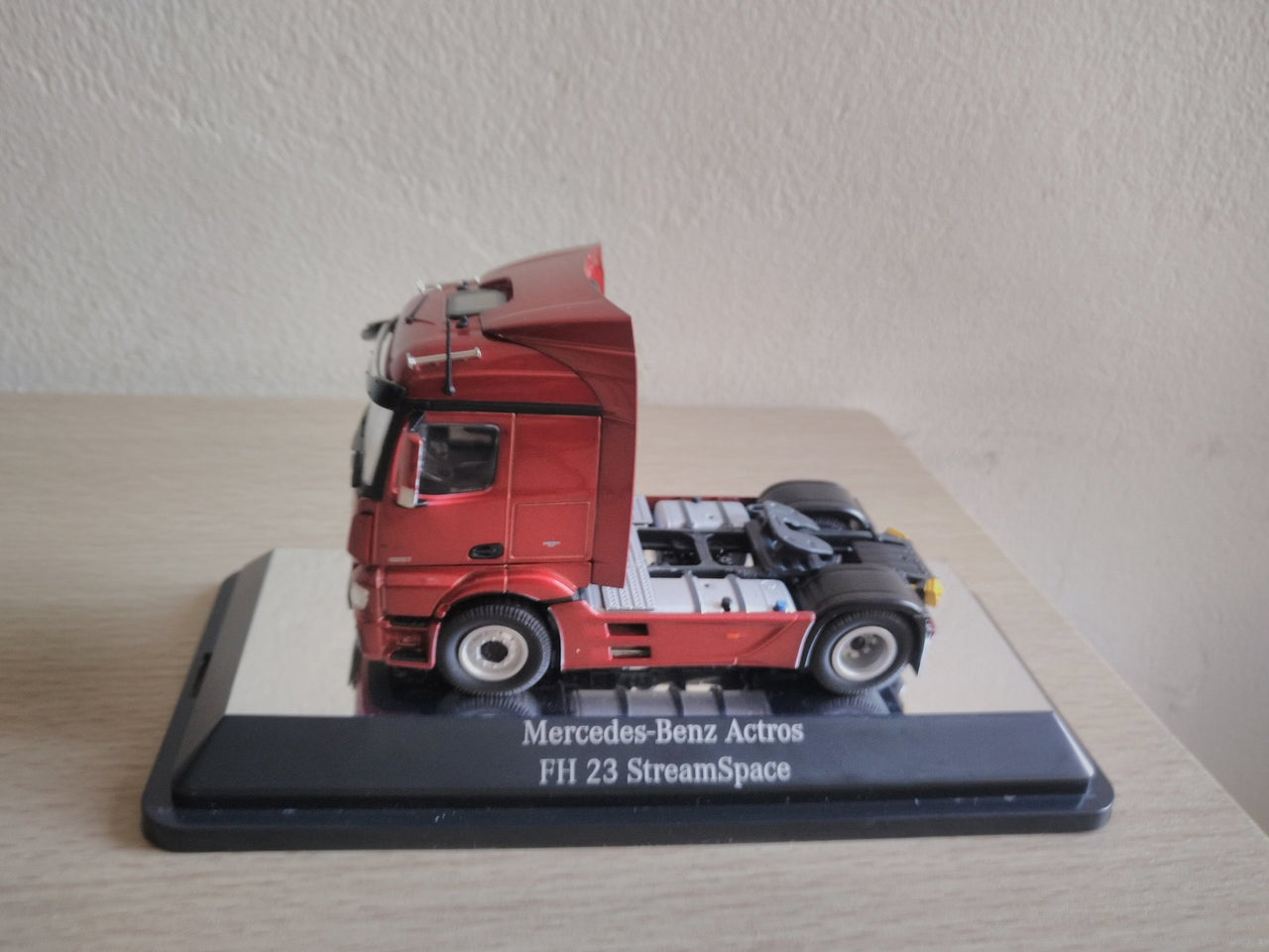 846-02 Tracto Mercedes-Benz FH23 StreamSpace 4x2 Scale 1:50 (Discontinued Model)