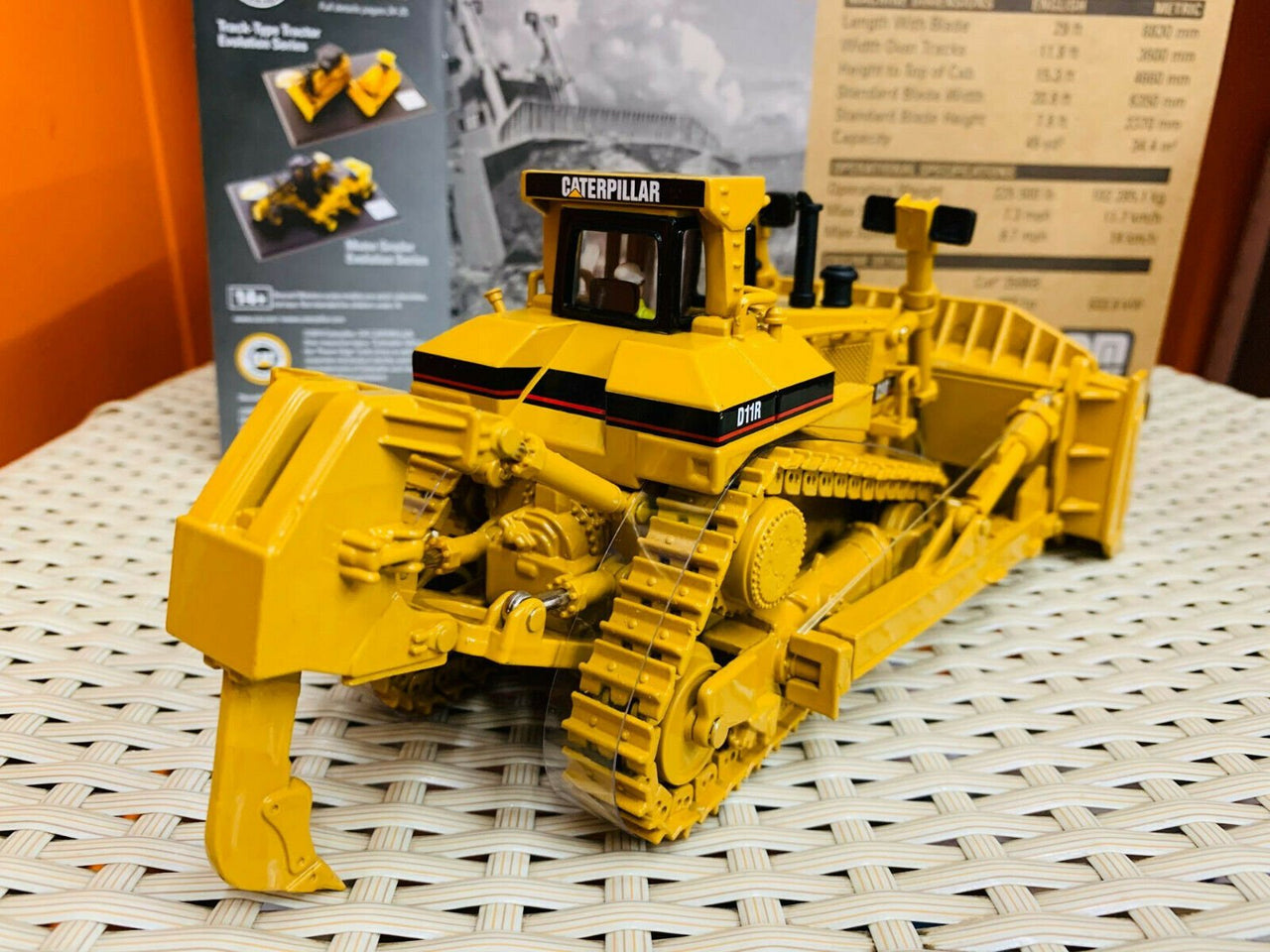 85025C Caterpillar D11R Tracked Tractor Scale 1:50