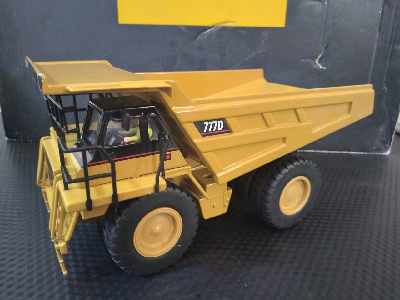 85104C Caterpillar 777D Mining Truck 1:50 Scale