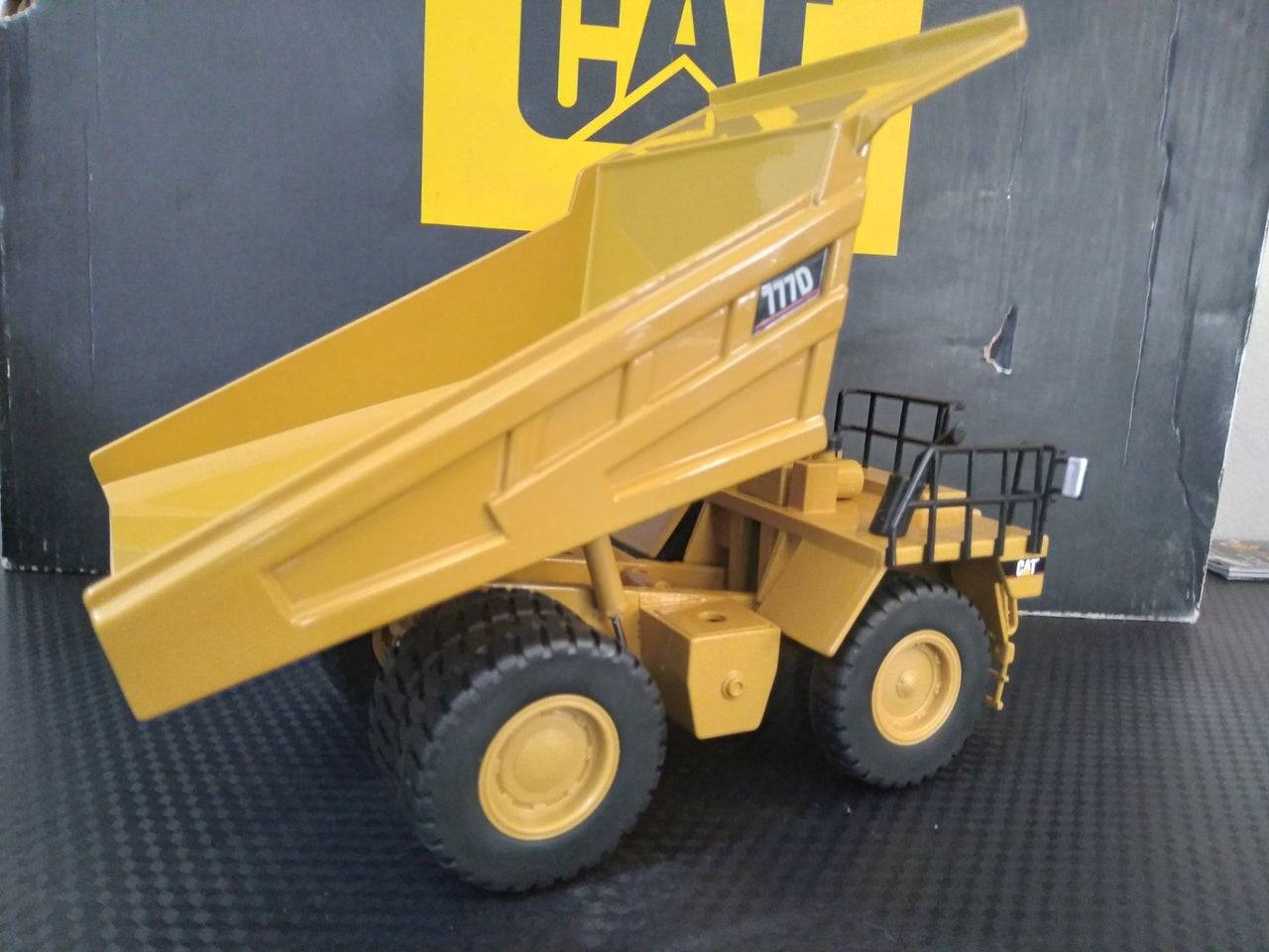 85104C Caterpillar 777D Mining Truck 1:50 Scale