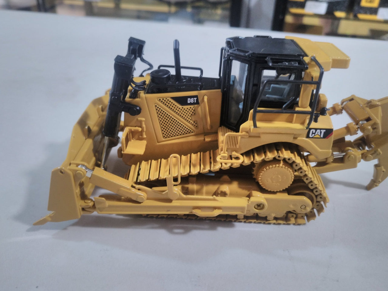 85299C Cat D8T Tracked Tractor Scale 1:50 (Discontinued Model)
