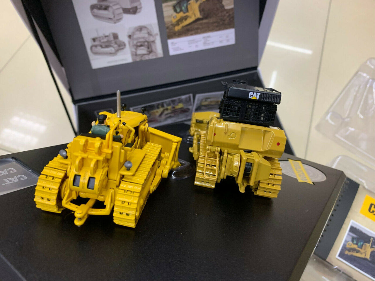 85561 Caterpillar D7C &amp; D7E Crawler Tractor Scale 1:50 (Discontinued Model)