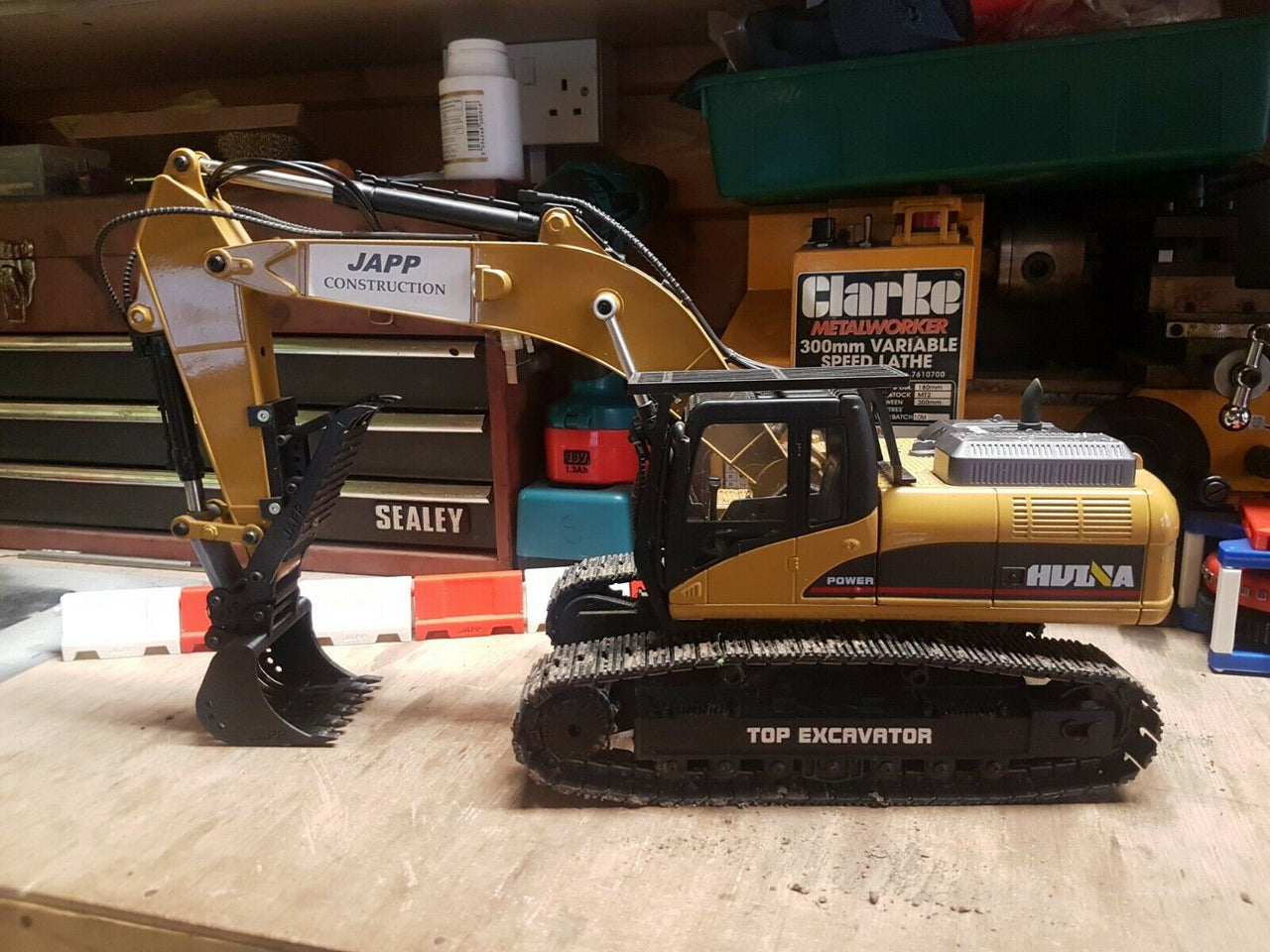 1550 Huina Remote Control Crawler Excavator Huina 1:14 Scale