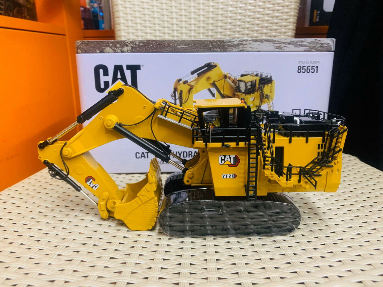85651 Caterpillar 6060 Hydraulic Front Loader Scale 1:87