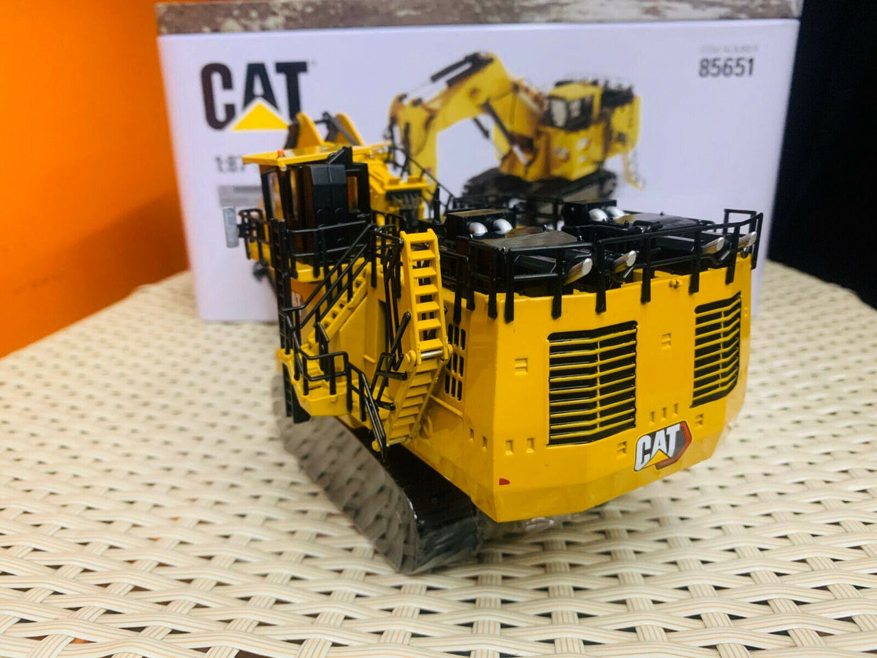 85651 Caterpillar 6060 Hydraulic Front Loader Scale 1:87
