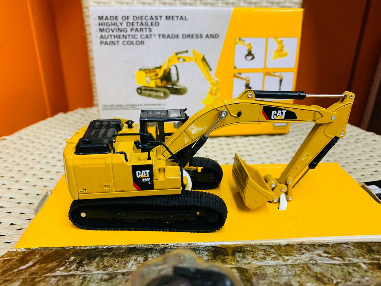 85636 Caterpillar 320F Hydraulic Excavator + 5 Work Tools Scale 1:64