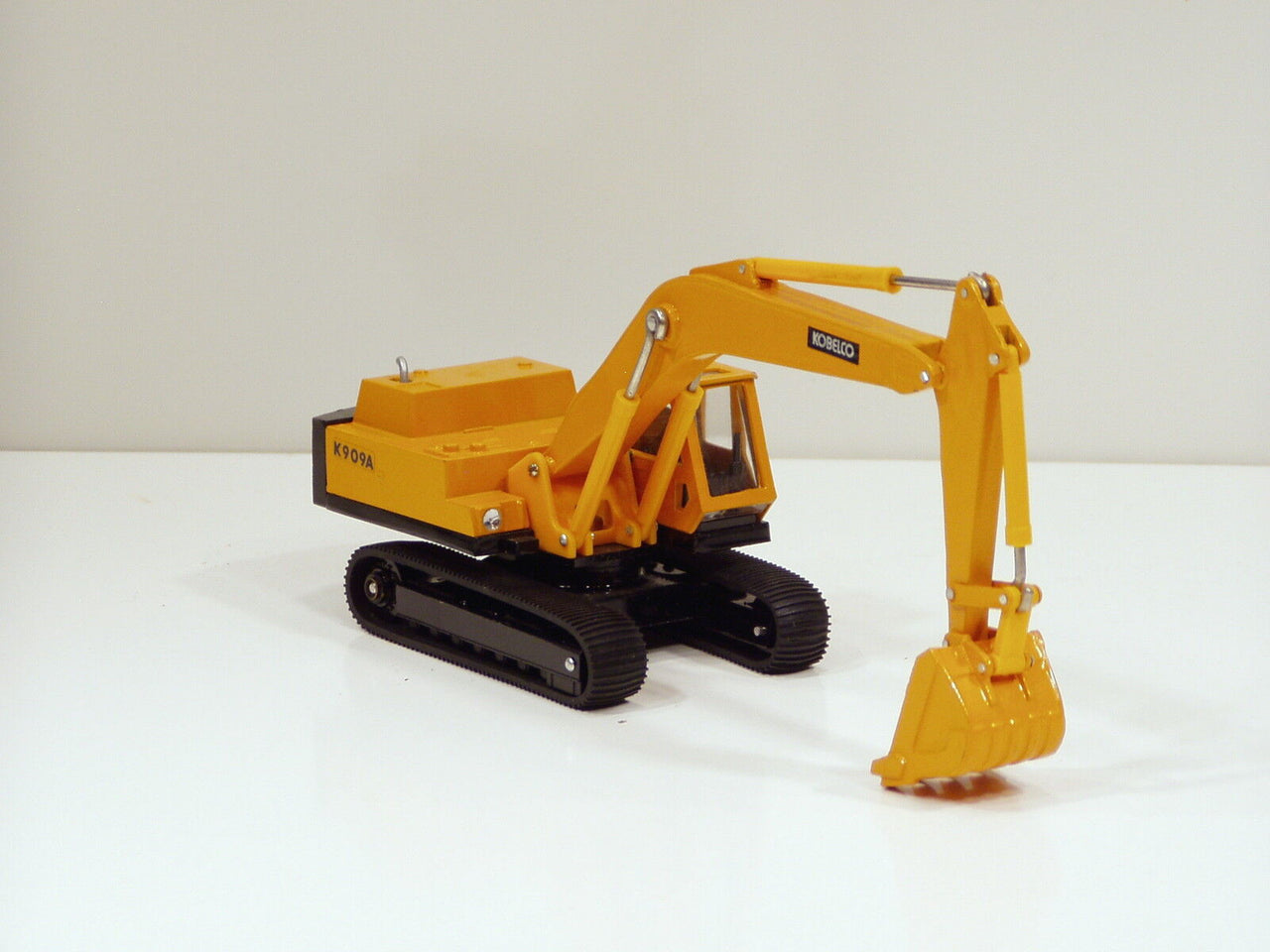 ASM02 Kobelco K909A Tracked Excavator 1:50 Scale (Discontinued Model)